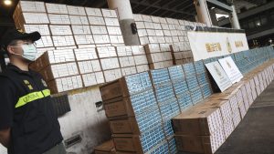 Хонконг изземва 13 милиона долара за незаконни цигари, тъй като виновниците бягат от скоростните лодки
