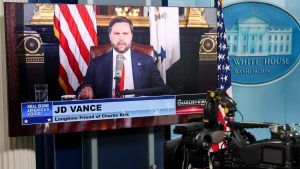 JD Vance е домакин на шоуто на Чарли Кирк, обещава да почете приятел, като е по -добър съпруг