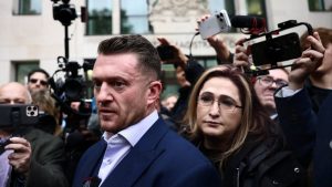 Далечният фигура на Обединеното кралство Томи Робинсън обратно в съда за отказ да даде телефонен щифт на полицията